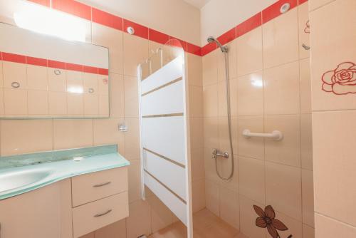un baño con ducha y lavabo en Melina Luxury Suites, Seaside Nests in Kourouta, en Kourouta