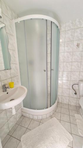 a bathroom with a shower and a sink at Apartmány a penzion Hacienda in Domanín