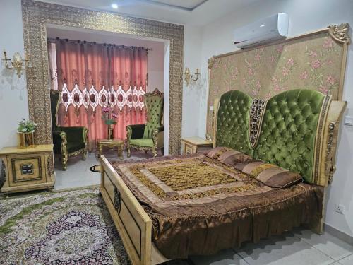 Posezení v ubytování Luxury Hotel Near Islamabad Airport- BBQ, Pool, Waterfall, Gazebose