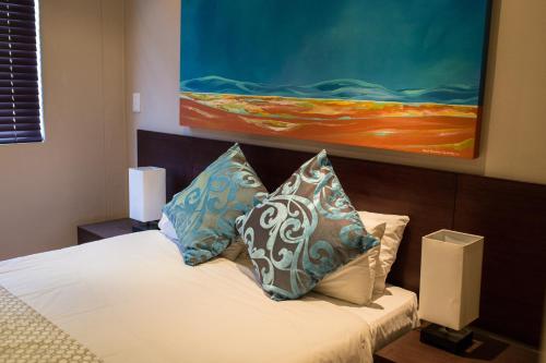 Ένα ή περισσότερα κρεβάτια σε δωμάτιο στο Eden on the Bay Luxury Apartments 183, 262, Blouberg, Cape Town