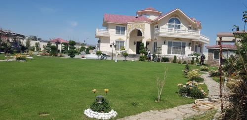 Zahrada ubytování Luxury Hotel Near Islamabad Airport- BBQ, Pool, Waterfall, Gazebose