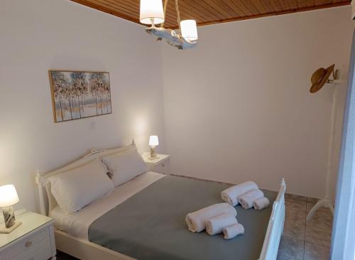a bedroom with a bed with towels on it at Villa Platanos in Kanali
