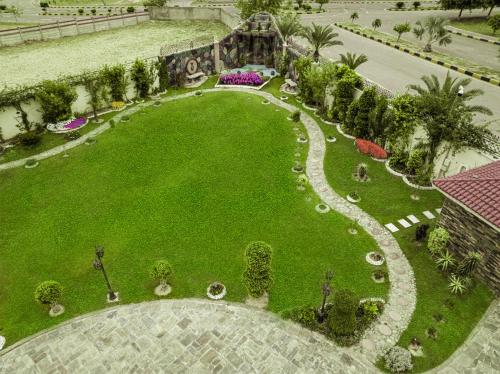 Zahrada ubytování Luxury Hotel Near Islamabad Airport- BBQ, Pool, Waterfall, Gazebose