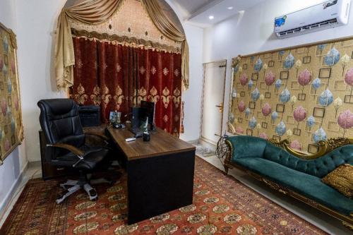 Posezení v ubytování Luxury Hotel Near Islamabad Airport- BBQ, Pool, Waterfall, Gazebose