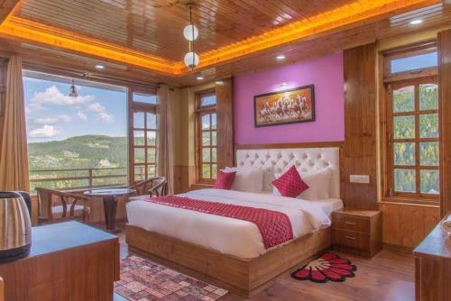 Postel nebo postele na pokoji v ubytování Alpine Retreat Kufri I Vacations I Conference I MICE I Family Events I Open Air Terrace I Sky Bonfire I Kufri by Exotic Stays