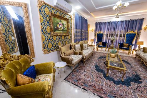 Posezení v ubytování Luxury Hotel Near Islamabad Airport- BBQ, Pool, Waterfall, Gazebose