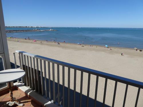a view of a beach with people in the water at Appartement 1 chambre terrasse vue sur mer in Le Grau-du-Roi