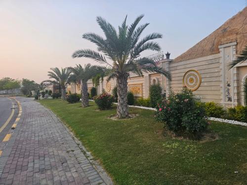 Zahrada ubytování Luxury Hotel Near Islamabad Airport- BBQ, Pool, Waterfall, Gazebose