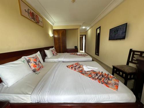 Una cama o camas en una habitación de Hotel Vallée Des Princes