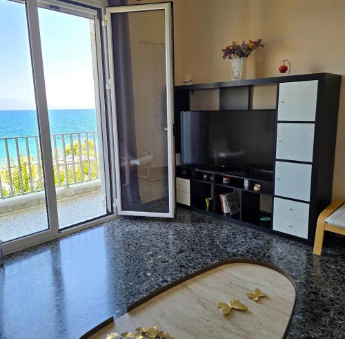 Una cocina o cocineta en Beachfront Bliss Oasis