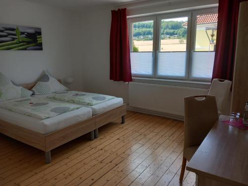 Una cama o camas en una habitación de Gästehaus Laßbruch