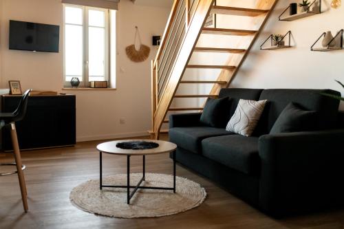 a living room with a couch and a table at Duplex Léon - Villa Bon Accueil proche mer in Mers-les-Bains