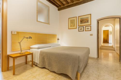 Ένα ή περισσότερα κρεβάτια σε δωμάτιο στο The Balcony Suite - Piazza del Campo