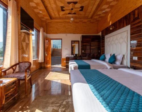 Ein Sitzbereich in der Unterkunft The Warmth & Welcome Hotel I Vacations I Conference I MICE I Family Events I Open Air Terrace I Sky Bonfire I Wooden Rooms With Pvt Balconies I Kufri by Exotic Stays