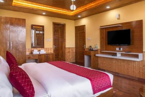 TV/Unterhaltungsangebot in der Unterkunft The Warmth & Welcome Hotel I Vacations I Conference I MICE I Family Events I Open Air Terrace I Sky Bonfire I Wooden Rooms With Pvt Balconies I Kufri by Exotic Stays