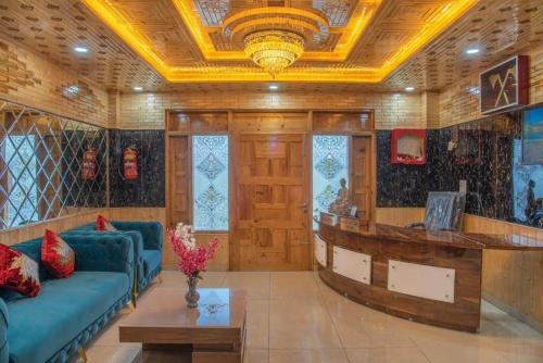 Ein Sitzbereich in der Unterkunft The Warmth & Welcome Hotel I Vacations I Conference I MICE I Family Events I Open Air Terrace I Sky Bonfire I Wooden Rooms With Pvt Balconies I Kufri by Exotic Stays