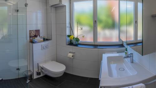 Ένα μπάνιο στο Moderne 2,5 Zimmer-Wohnung