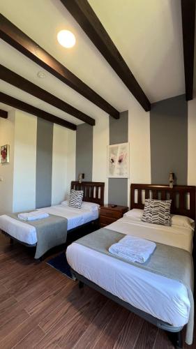 a room with two beds in a room at Rústico Prado da Viña in Finisterre