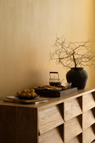 敦煌市にあるWest Desert Luxury Holiday Homestayの果物盛り合わせ