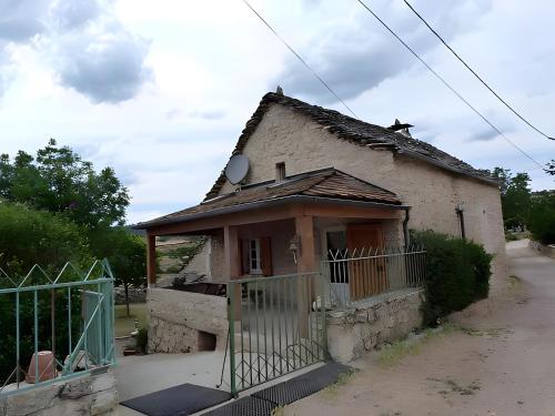 a small house with a gate in front of it at L'alouette - Gites Rocheflamme in La Malène