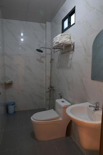 a bathroom with a toilet and a sink at gold star homestay in Long Hai