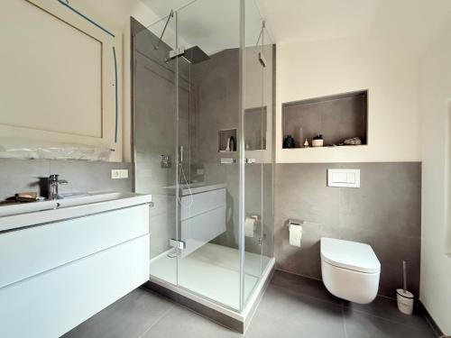 une salle de bains avec douche, toilettes et lavabo dans l'établissement Lieblingsplatz, à Überlingen