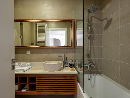 Ένα μπάνιο στο Adeste Villas I Private pools & Stunning seaviews