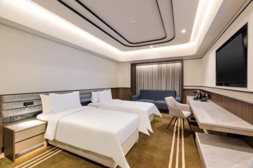 Ένα ή περισσότερα κρεβάτια σε δωμάτιο στο ARTOTEL Gelora Senayan Jakarta