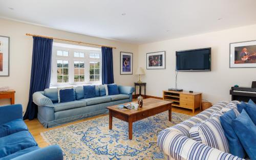 Χώρος καθιστικού στο Charming Manor Pool House with Heated Pool, Tennis Court & Gardens - Isle of Wight Rural Countryside Escape