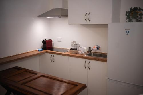 Kuchyň nebo kuchyňský kout v ubytování Nonna Vittoria Apartments