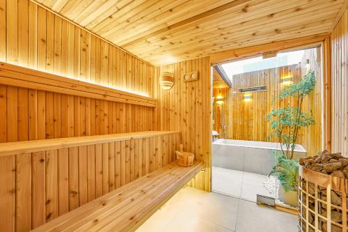 una sauna de madera con banco y bañera en Ht Tailored Service Urban Retreat Gym And Garden, en Seúl