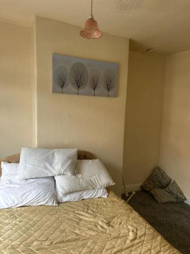 Ένα ή περισσότερα κρεβάτια σε δωμάτιο στο Stoke Staycation Main Room