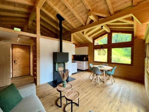 カンデルシュテークにあるChalet Spatz Loft Kandersteg Oeschinen Lakeのソファとテーブルのあるリビングルーム