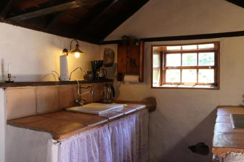 una cucina con un piano di lavoro con una finestra di El Cortijo a Garafía