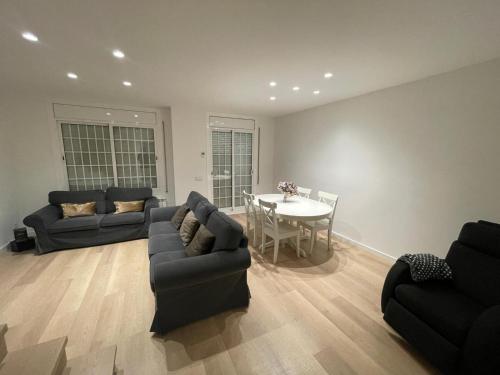 sala de estar con sofás, mesa y comedor en Habitación Winahost Sant Cugat, en Sant Cugat del Vallès
