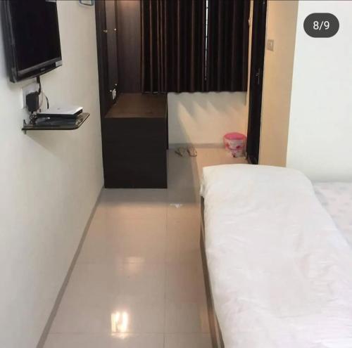 加姆布Hotel AMAR VILAS的一间带床和电视的小卧室