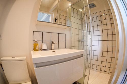 une salle de bain avec un lavabo, des toilettes et un miroir dans l'établissement Joli studio au calme au cœur des Sables d'Olonne - 4 personnes, à Les Sables-dʼOlonne