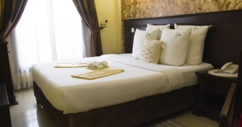 Una cama o camas en una habitación de Hotel Vallée Des Princes