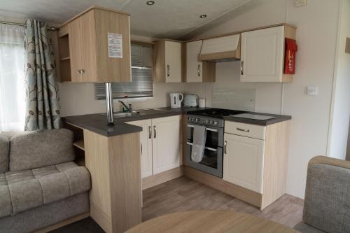 Η κουζίνα ή μικρή κουζίνα στο Trevarth Holiday Park