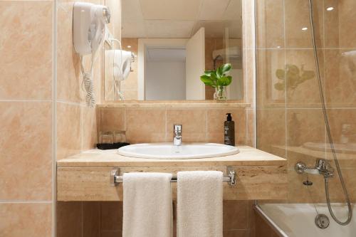 a bathroom with a sink and a shower at Arenas Atiram Hotel in Barcelona