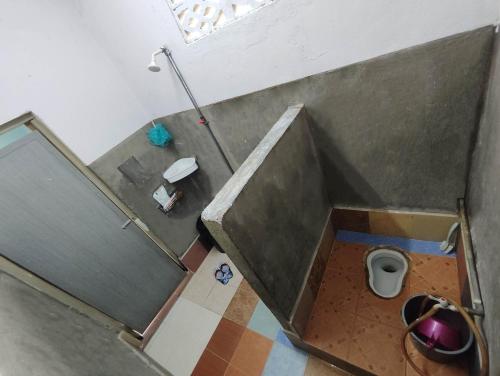 an overhead view of a bathroom with a toilet at BUDGET Homestay RumahTamu TELIPOT Kota Bharu in Kota Bharu