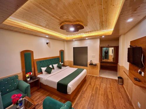 a hotel room with a bed and a tv at Hidden Heaven Waterfall view in Manāli