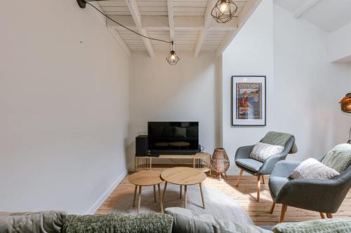 un soggiorno con 2 sedie e una TV di Bright Stylish Apartment Near Beach - Appa Ostend a Ostenda