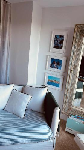 un salon avec un canapé et un miroir dans l'établissement Plage / Beach / Marines de Gassin / Saint-Tropez, à Gassin