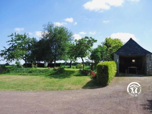 a small stone building with a grass yard at La Rouaudière in Congrier