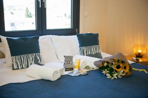 A bed or beds in a room at ISLAND Time Deluxe Apartment Downtown 3 floors