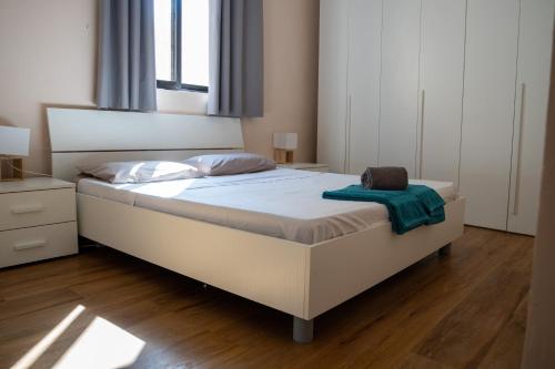 Postel nebo postele na pokoji v ubytování Golden Stay - 4BR Stylish Apartment for Group