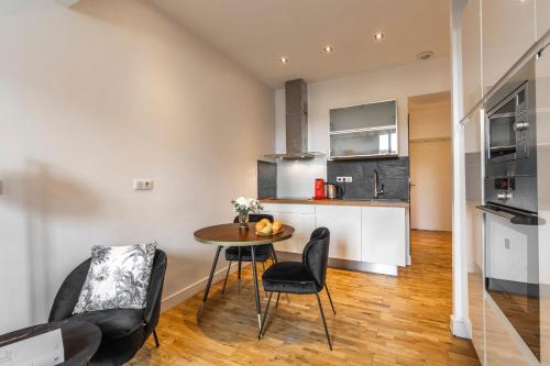 una cucina e una sala da pranzo con tavolo e sedie di Studio Charming & Modern a Biarritz