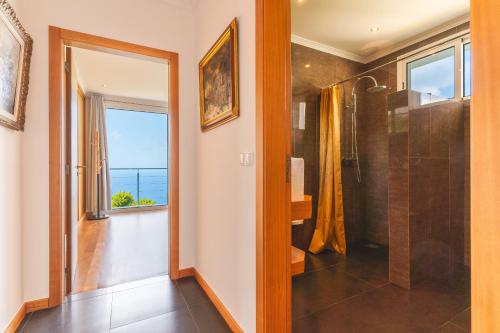 Et badeværelse på Cape View Villa by Atlantic Holiday