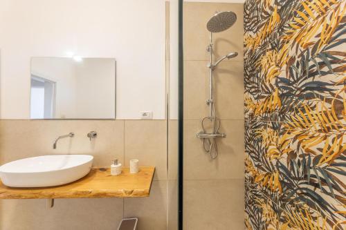 ein Badezimmer mit Waschbecken und Dusche in der Unterkunft Villa Respiro Di Puglia in Marina di Mancaversa